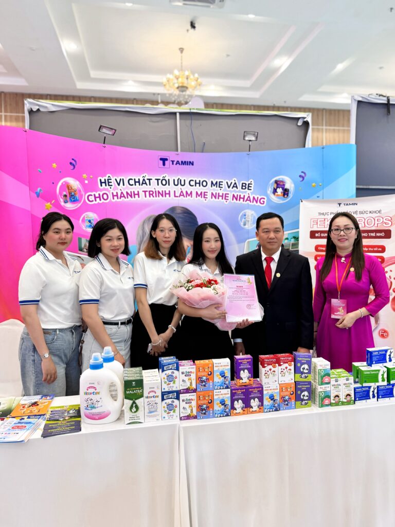 Ban Tổ chức trao hoa đến đại biểu khách mời của hội nghị