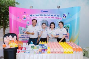 Hình 1: Gian hàng Tamin Pharma và đội ngũ nhân viên tại Ngày Hội Mẹ Bầu.