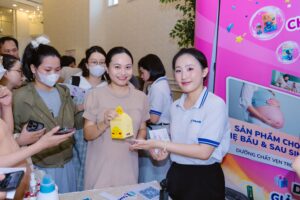 Hình 4: Gian hàng Tamin Pharma thu hút đông đảo mẹ bầu ghé thăm và trải nghiệm.